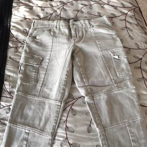 EUC Exclusive Capri khaki w/side zip & pockets